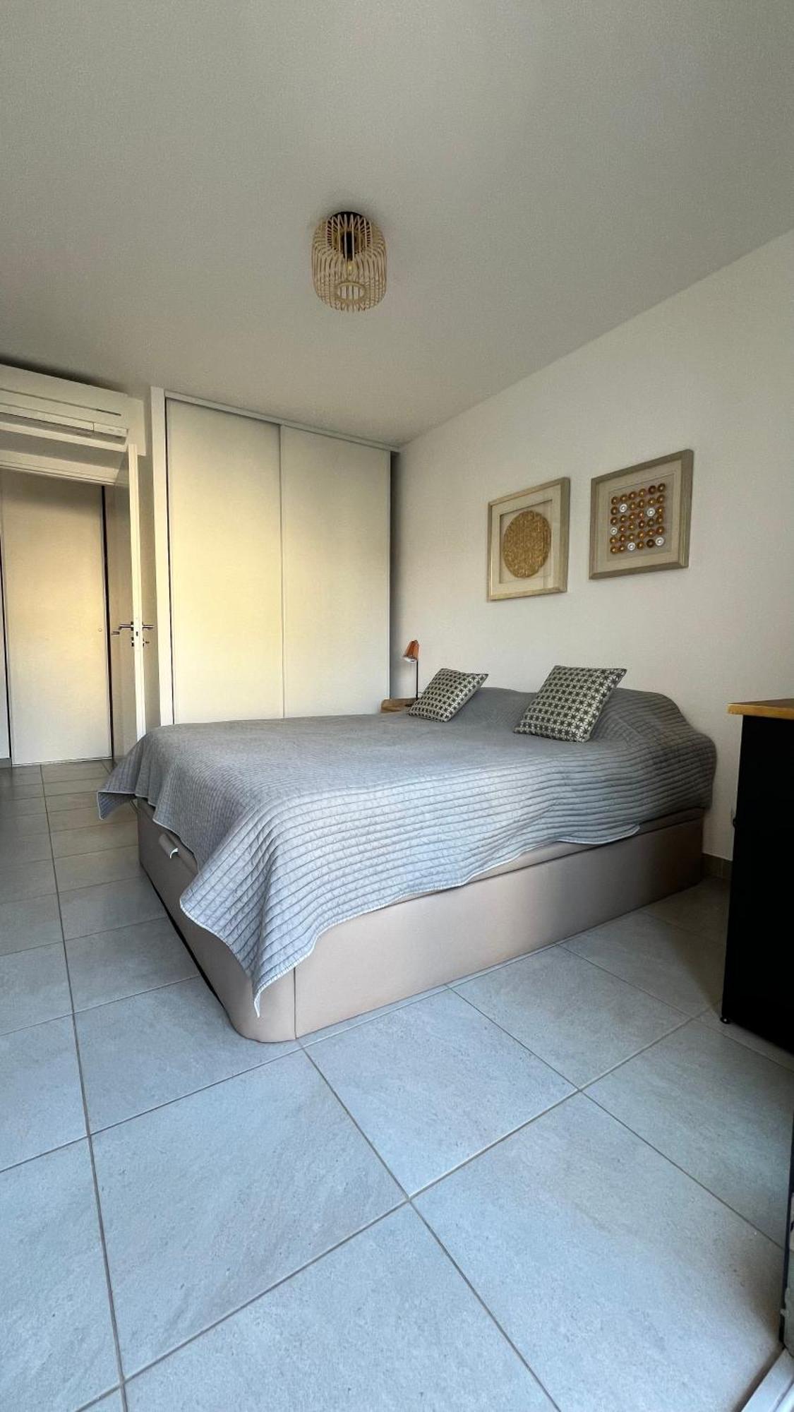 T2 - Rez-de-jardin, Proche Et Commerces *