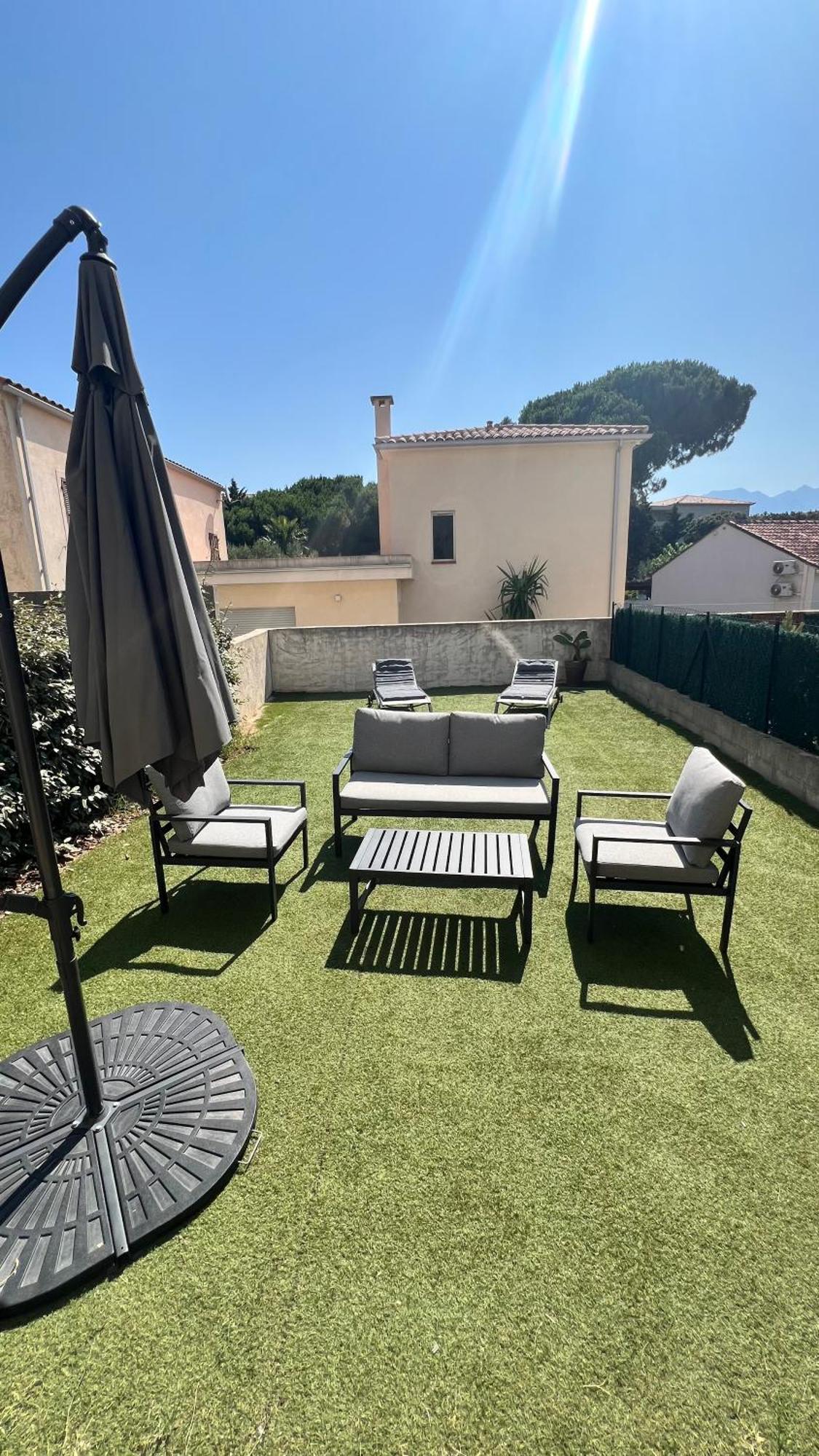 T2 - Rez-de-jardin, Proche Et Commerces * Calvi (Corsica)
